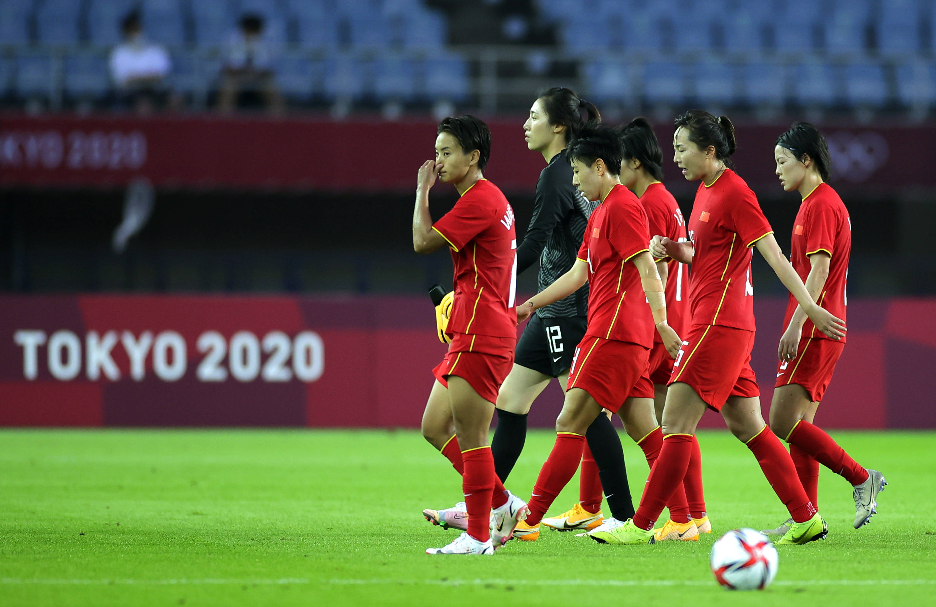 中国女足球员在国际比赛中表现稳定取胜